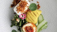 Seporsi nasi rames dengan lauk tahu goreng, tumis kacang panjang, dan telur balado ini disajikan cantik. Garnish-nya berupa taburan bawang goreng dan edible bunga. Foto: Instagram @warteggourmet