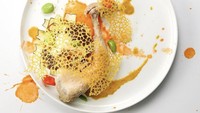 Penyajiannya dibuat ala fine dining yang cantik. Seperti menu ayam gulai berikut ini, Dade menatanya di atas piring putih denvan siraman saus dan garnish petai. Foto: Instagram @warteggourmet