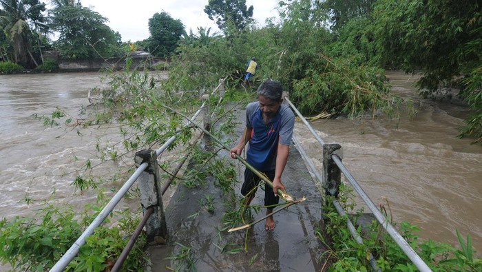 Warga bergotong royong membersihkan bambu yang menyumbati aliran sungai Dengkeng di Jembatan Modran,Trucuk, Klaten, Jawa Tengah, Rabu (15/2/2023). Tumpukan sampah dan bambu yang menyumbat pada jembatan tersebut membuat akses jalan warga terganggu dan menyebabkan banjir. ANTARA FOTO/Aloysius Jarot Nugroho/hp.