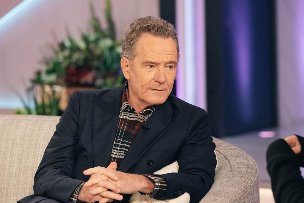 Bryan Cranston saat menjadi bintang tamu di The Kelly Clarkson Show.