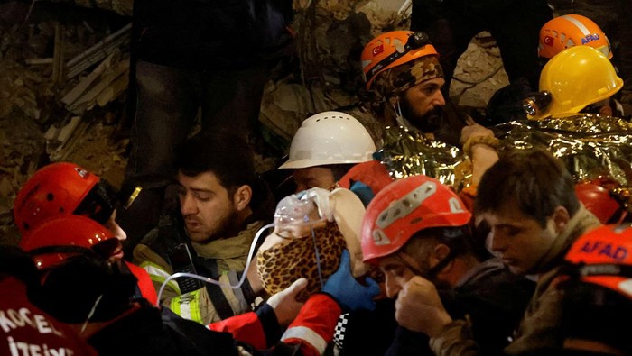 209 Jam Terjebak Reruntuhan Gempa, Gadis 15 Tahun Berhasil Diselamatkan Rescuers carry Fatma after being rescued from the rubble of a collapsed building, in the aftermath of a deadly earthquake in Hatay, Turkey February 14, 2023. REUTERS/Clodagh Kilcoyne