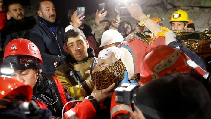 Rescuers carry Fatma after being rescued from the rubble of a collapsed building, in the aftermath of a deadly earthquake in Hatay, Turkey February 14, 2023. REUTERS/Clodagh Kilcoyne