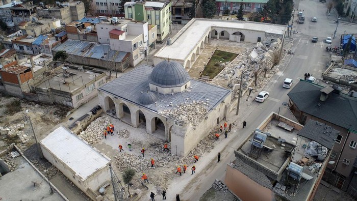72 Masjid di Adiyaman Rusak Imbas Gempa Turki ADIYAMAN, TURKIYE - FEBRUARY 15: An aerial view of damaged mosque after 7.7 and 7.6 magnitude earthquakes hit Adiyaman, Turkiye on February 15, 2023. 17 mosques that were not damaged in the city, where the destruction was experienced by the earthquakes, were reopened to worship. 72 mosques in Adiyaman were damaged in the earthquakes. On Feb. 06, a strong 7.7 earthquake, centered in the Pazarcik district, jolted Kahramanmaras and strongly shook several provinces, including Gaziantep, Sanliurfa, Diyarbakir, Adana, Adiyaman, Malatya, Osmaniye, Hatay, and Kilis. Later, at 13.24 p.m. (1024GMT), a 7.6 magnitude quake centered in Kahramanmaras' Elbistan district struck the region. (Photo by Ozkan Bilgin/Anadolu Agency via Getty Images)