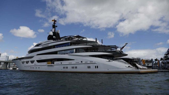 Ada Pameran Yacht Nih di Miami, Sultan Merapat! The kitchen and living room area of Absolute Yachts' 52 Fly flybridge cruiser during the Discover Boating Miami International Boat Show in Miami, Florida, On Wednesday, Feb. 15, 2023. Historically, the Miami International Boat Show and Miami Yacht Show have attracted hundreds of thousands of attendees to South Florida and generated an estimated combined annual economic impact of $1.34 billion. Photographer: Eva Marie Uzcategui/Bloomberg via Getty Images