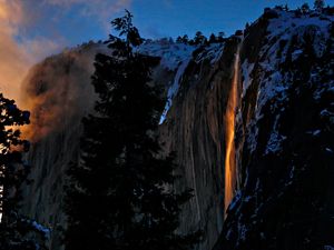 Air Terjun Api yang Ajaib Muncul Lagi di Amerika