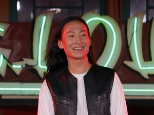 Comeback Alexander Wang yang Kontroversial, Dibela Julia Fox