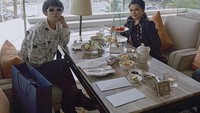 Aming juga tampak menikmati afternoon tea di sebuah restoran. Ia juga terlihat menikmati hidangan berkuah di restoran tersebut. Foto: Instagram @amingisback