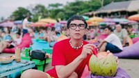 Ini momen liburan Aming di Bali. Ia pergi bersama teman-temannya saat itu. Es kelapa muda yang segar tampak dinikmati oleh Aming. Foto: Instagram @amingisback