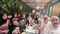 Bersama rekan sesama artis, Aming ikut kumpul di sebuah restoran. Mereka tampak menikmati salad hingga cake yang nikmat. Foto: Instagram @amingisback