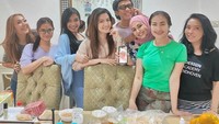Aming juga ikut makan malam bersama di rumah Iis Dahlia. Mereka terlihat menikmati aneka sajian yang sedap. Foto: Instagram @amingisback
