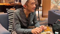 Begini gaya Aming setelah berhijrah. Ia tampak menikmati teh hangat sambil ngemil kacang yang gurih di sebuah kafe. Foto: Instagram @amingisback