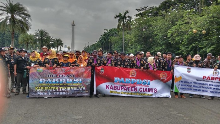 Anggota BPD saat menuntut revisi UU tentang Desa