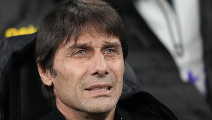 Tottenhams head coach Antonio Conte attends the Champions League, round of 16, first leg soccer match between AC Milan and Tottenham Hotspur at the San Siro stadium in Milan , Italy, Tuesday, Feb. 14, 2023. (AP Photo/Luca Bruno)