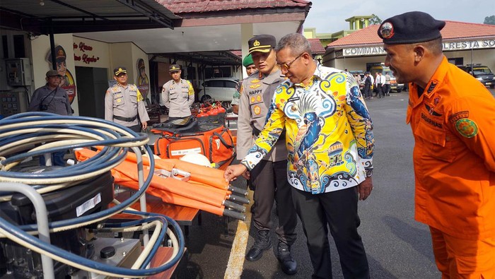 APEL KESIAPSIAGAAN BENCANA DI PAPUA BARAT DAYA Kapolresta Sorong Kota, Kombes Pol Happy Perdana (kiri) memimpin apel kesiapsiagaan di halaman Polresta Kota Sorong, Papua Barat Daya, Kamis (16/2/2023). Tim gabungan Kepolisian, TNI dan unsur teknis lainnya menggelar apel kesiapsiagaan guna mengantisipasi terjadinya bencana alam menyusul pemerintah setempat mengeluarkan status siaga bencana di wilayah tersebut. ANTARA FOTO/Olha Mulalinda/nym.
