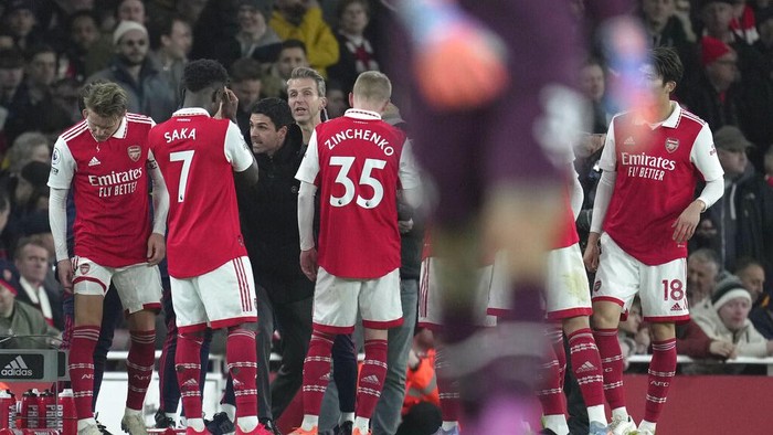 Arsenals manager Mikel Arteta, third left, talks to his players during the English Premier League soccer match between Arsenal and Manchester City at the Emirates stadium in London, England, Wednesday, Feb.15, 2023. (AP Photo/Kin Cheung)