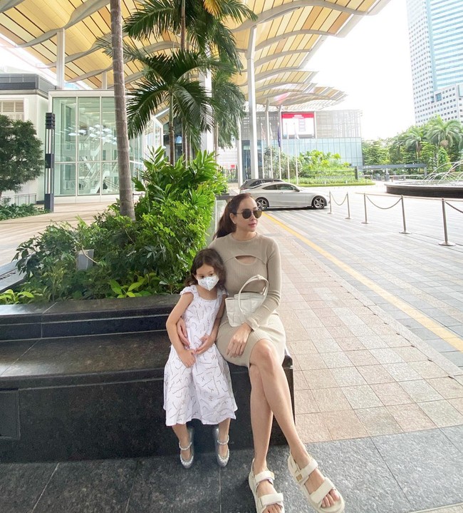 Melalui akun Instagram pribadinya Aura Kasih kerap membagikan momen kebersamaannya bersama sang anak yang kini sudah semakin besar. Keduanya pun terlihat kompak. Foto: Instagram/@aurakasih