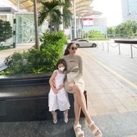 Melalui akun Instagram pribadinya Aura Kasih kerap membagikan momen kebersamaannya bersama sang anak yang kini sudah semakin besar. Keduanya pun terlihat kompak. Foto: Instagram/@aurakasih