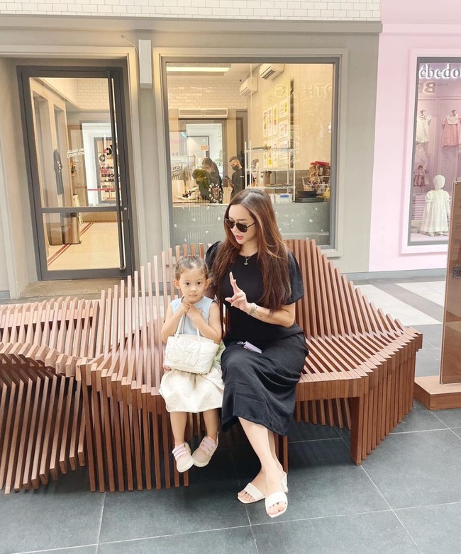 Gaya Aura Kasih masih tampak begitu stylish. Aura hot momnya pun jadi semakin terpancar kala dirinya momong sang anak. Foto: Instagram/@aurakasih