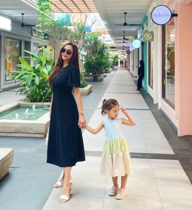 Penampilan Arabella yang kini sudah berusia 3 tahun juga tak kalah mencuri atensi. Anak Aura Kasih itu tampak makin cantik dengan paras blasterannya. Foto: Instagram/@aurakasih
