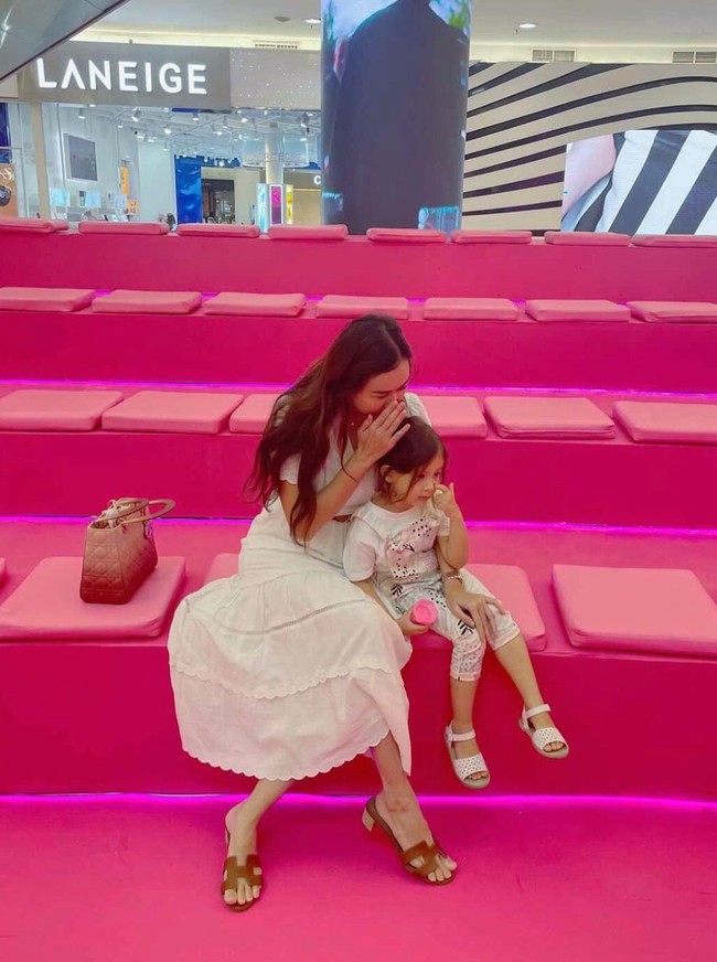 Arabella diketahui memiliki darah keturunan Indonesia dan Brazil. Tak heran jika penampilannya terlihat kebule-bulean. Foto: Instagram/@aurakasih