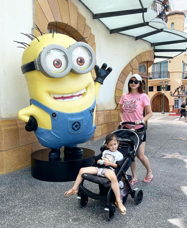 Tak hanya jalan-jalan di dalam negeri, Aura Kasih dan sang anak juga kerap bepergian ke luar negeri bersama. Seperti dalam potret yang satu ini, saat Aura Kasih terlihat mendorong stroller sang anak. Foto: Instagram/@aurakasih