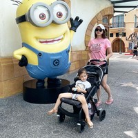 Tak hanya jalan-jalan di dalam negeri, Aura Kasih dan sang anak juga kerap bepergian ke luar negeri bersama. Seperti dalam potret yang satu ini, saat Aura Kasih terlihat mendorong stroller sang anak. Foto: Instagram/@aurakasih