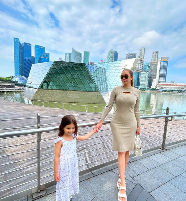 Aura Kasih pernah menikah dengan Eryck Amaral pada Desember 2018. Sayangnya pernikahan tersebut kini telah kandas.Dari pernikahan tersebut keduanya dikaruniai seorang putri yang diberi nama Arabella W. Amaral. Foto: Instagram/@aurakasih