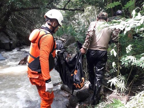 Tim SAR mengevakuasi balita yang tewas terseret arus banjir di desa Watumoning, Kecamatan Waiblama, Kabupaten Sikka, Kamis (16/2/2023).
