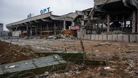 Suasana Bandara Internasional Kherson yang hancur di Kherson, Ukraina, Selasa (14/2/2023).  