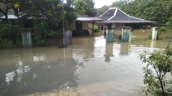 Banjir di kawasan permukiman Wonogiri Kota, Kamis (16/2/2023) sore.
