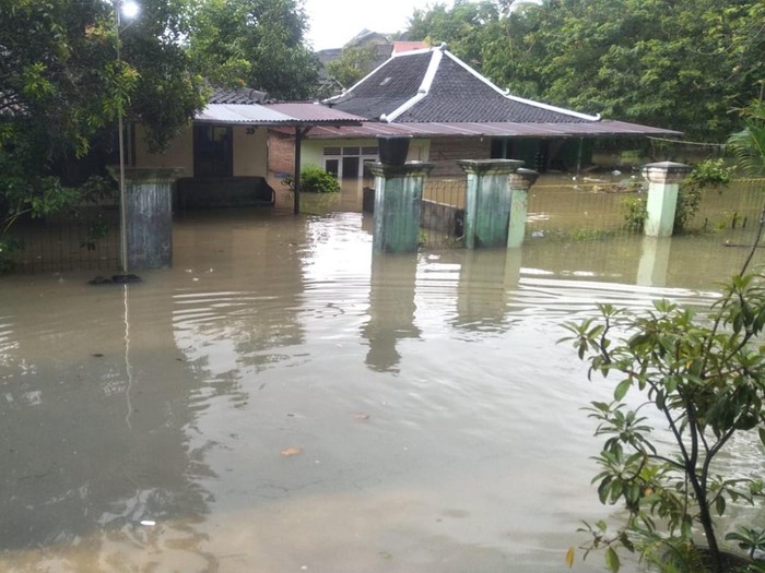 Banjir di kawasan permukiman Wonogiri Kota, Kamis (16/2/2023) sore.