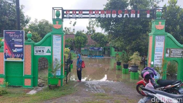 Banjir di Ngawi hingga merendam sekolah