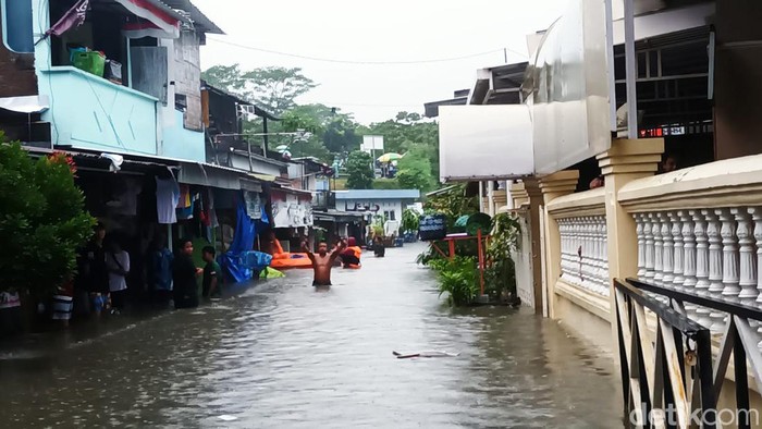 Banjir di Pucang Sawit Solo capai semeter, Kamis (16/2/2023).