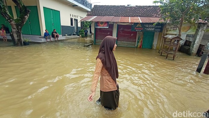 Permikiman warga di Desa Mejobo, Kudus terendam banjir. Kondisi ini disebabkan jebolnya tanggul di sejumlah titik usai hujan yang terus mengguyur hingga malam hari.