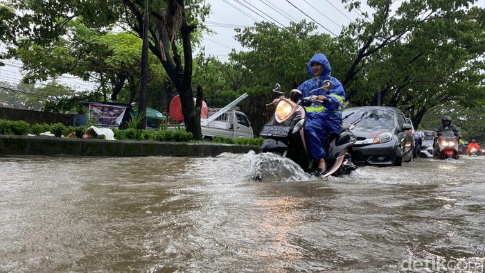 Banjir merendam Jalan Yusuf Dg Awing-Jalan Pendidikan I Makassar, Kamis (16/2/2023).