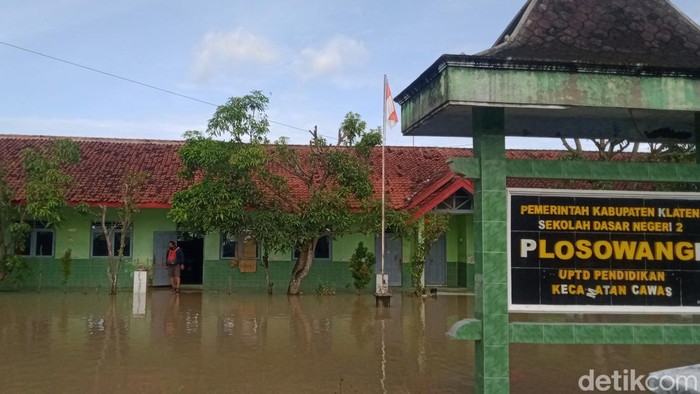 SDN 1 Plosowangi, Kecamatan Cawas Klaten masih terendam air Sungai Dengkeng.