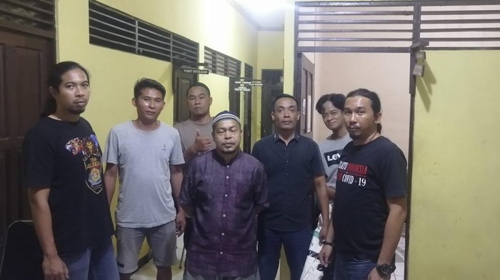 Pria berinisial AR (45) di Barito Kuala, Kalimantan Selatan (Kalsel) ditangkap usai menebas tetangganya bernama Zainal Arifin (43) menggunakan samurai hingga jari jempolnya putus.