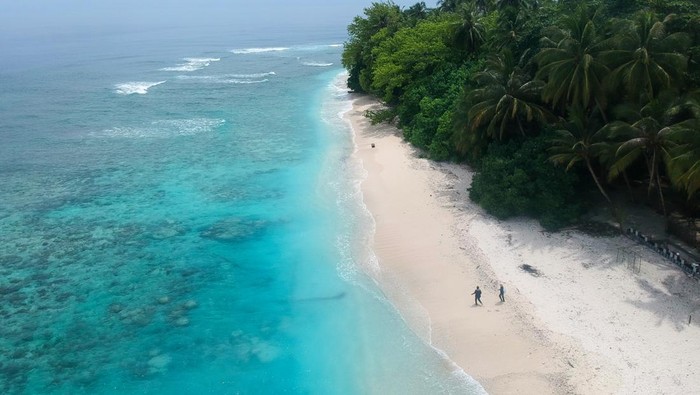 Birunya Air Laut di Pulau Bando Sumbar Foto udara pengunjung menikmati suasana pantai di Pulau Bando, Sumatera Barat, Rabu (15/2/2023). Pulau Bando merupakan satu dari lima pulau yang berada di Kawasan Konservasi Perairan Nasional Pulau Pieh yang menerapkan karcis masuk bagi wisatawan domestik sebesar Rp20 ribu per orang per hari dan Rp200 ribu per orang per hari bagi wisatawan mancanegara, agar dapat menikmati semua pulau di kawasan tersebut. ANTARA FOTO/Iggoy el Fitra/tom.