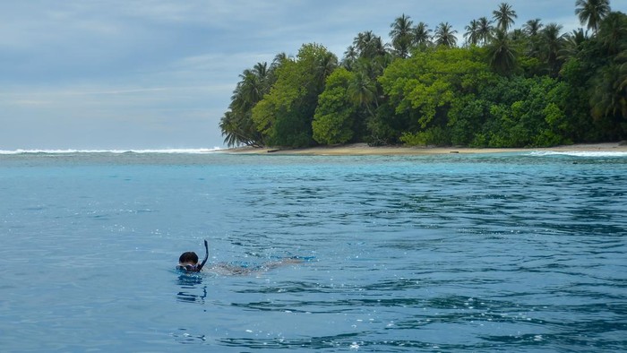 Birunya Air Laut di Pulau Bando Sumbar Foto udara pengunjung menikmati suasana pantai di Pulau Bando, Sumatera Barat, Rabu (15/2/2023). Pulau Bando merupakan satu dari lima pulau yang berada di Kawasan Konservasi Perairan Nasional Pulau Pieh yang menerapkan karcis masuk bagi wisatawan domestik sebesar Rp20 ribu per orang per hari dan Rp200 ribu per orang per hari bagi wisatawan mancanegara, agar dapat menikmati semua pulau di kawasan tersebut. ANTARA FOTO/Iggoy el Fitra/tom.