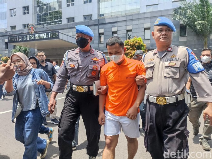 Bripda HS, anggota Densus 88 Antiteror tersangka pembunuhan sopir taksi online di Depok.