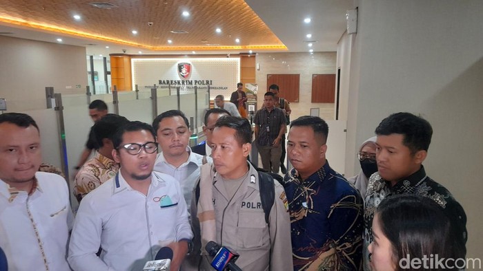 Bripka Madih mendatangi Bareskrim Polri siang ini. Madih menyerahkan berkas terkait sengketa lahan miliknya dan berniat melaporkan anggota Polda Metro Jaya. (Ilham Oktafian/detikcom)