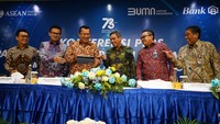 Direktur Utama PT Bank Tabungan Negara (Persero) Tbk. Haru Koesmahargyo (ketiga kiri) bersama Jajaran Direksi Bank BTN Setiyo Wibowo, Nofry Rony Poetra, Nixon L.P Napitupulu, Andi Nirwoto, dan Hirwandi Gafar tersenyum menunjuk materi laporan keuangan perseroan dalam acara Konferensi Pers Paparan Kinerja per 31 Desember 2022 di Menara BTN, Jakarta, Kamis (16/2). 