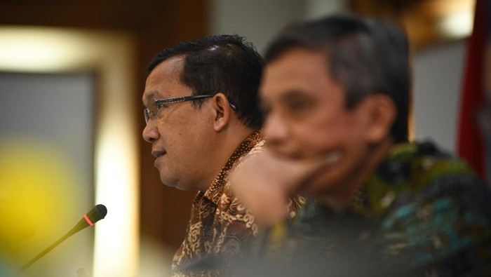 Direktur Utama PT Bank Tabungan Negara (Persero) Tbk. Haru Koesmahargyo (ketiga kiri) bersama Jajaran Direksi Bank BTN Setiyo Wibowo, Nofry Rony Poetra, Nixon L.P Napitupulu, Andi Nirwoto, dan Hirwandi Gafar tersenyum menunjuk materi laporan keuangan perseroan dalam acara Konferensi Pers Paparan Kinerja per 31 Desember 2022 di Menara BTN, Jakarta, Kamis (16/2). Laporan keuangan emiten bersandi saham BBTN ini menunjukkan laba bersih Bank BTN per 31 Desember 2022 senilai Rp3,04 triliun tersebut naik 28,15% secara tahunan (year-on-year/yoy) dari Rp2,37 triliun di periode yang sama tahun sebelumnya. Peningkatan tersebut juga didukung oleh peran besar Pemerintah dalam mendukung perumahan rakyat serta menjaga perekonomian nasional tetap stabil sehingga menjadi pendorong bisnis Bank BTN. Bank BTN berkomitmen terus memberikan hasil terbaik dan mendukung pemerintah dalam memberikan akses atas pembiayaan perumahan yang terjangkau bagi masyarakat Indonesia.
