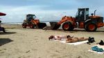 Pantai di Bali Banyak Sampah Kayu, Bule Ini Cuek Berjemur