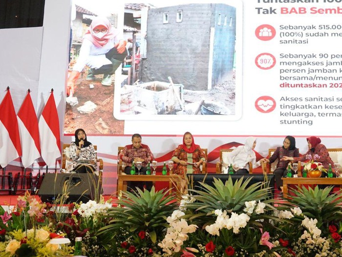 Bupati Banyuwangi Ipuk Fiestiandani (kiri) saat memaparkan penanganan stunting