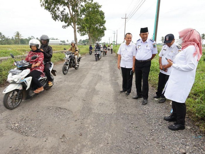 Bupati Banyuwangi Ipuk Fiestiandani mengecek jalan yang akan diperbaiki