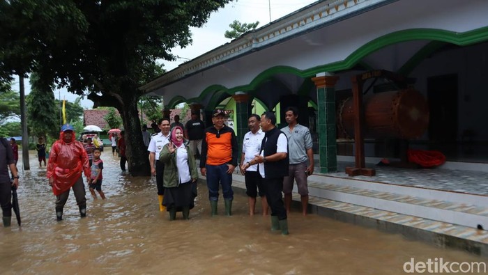Bupati Ponorogo Sugiri Sancoko saat meninjau banjir di wilayahnya