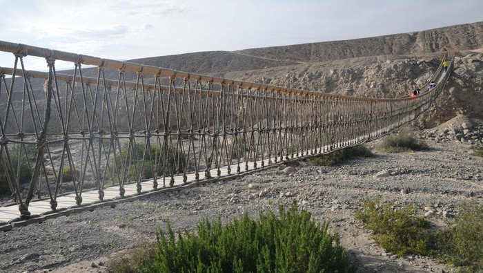 Cuma di Peru, Ada Jembatan dari Rajutan Rumput QΒ΄eswachaka Inca bridge, Tacna, Peru. Artist Luis Rosendo. (Photo by Luis Rosendo/Heritage Images/Getty Images)