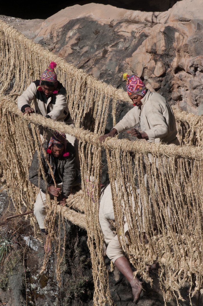 Cuma di Peru, Ada Jembatan dari Rajutan Rumput The andean priests Cayetano Ccanahuire Puma and his collaborators doing a ritual 'mesa' for to ask permission to 'apus', mountain spirits, to rebuild the Q'eswachaka bridge. (Photo by: Federico Tovoli/VWPics/Universal Images Group via Getty Images)