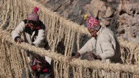 Dengan hanya mengandalkan alam dan keterampilan tradisional, masyarakat Inka dapat membuat Jembatan Keshwa Chaca yang melintasi Sungai Apurimac. Lebih kerennya lagi, jembatan tersebut dibuat dengan bahan rumput yang dirajut. Sungguh sulit dipercaya. (Federico Tovoli/Getty Images)